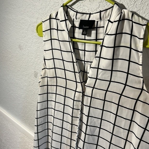 Lumiere button down sheer sleeveless blouse - Picture 2 of 5